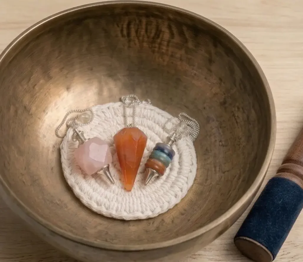 Limpieza de péndulos de minerales con cuenco tibetano y sonido